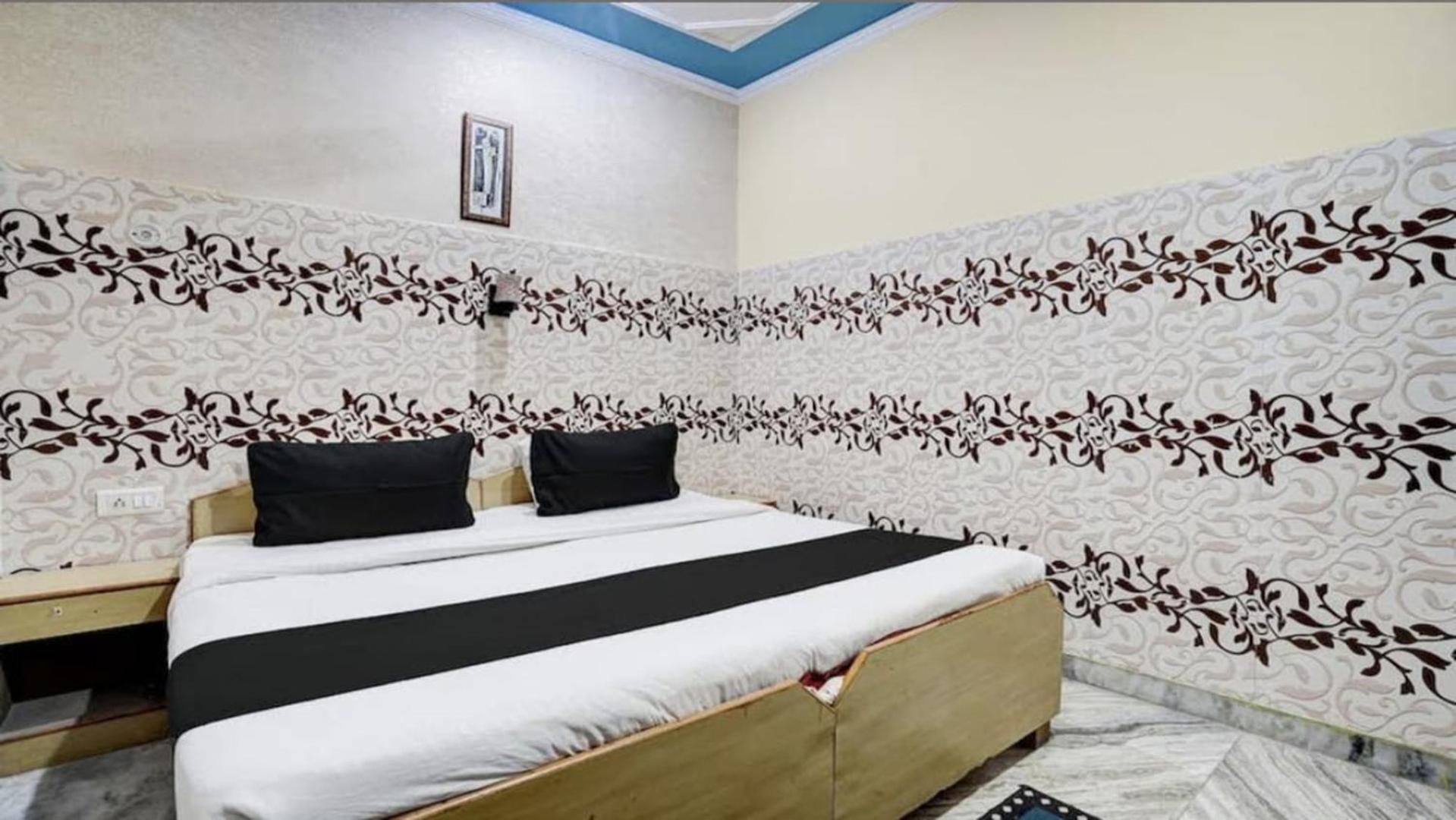 Pyrenees Homestay Агра Екстериор снимка