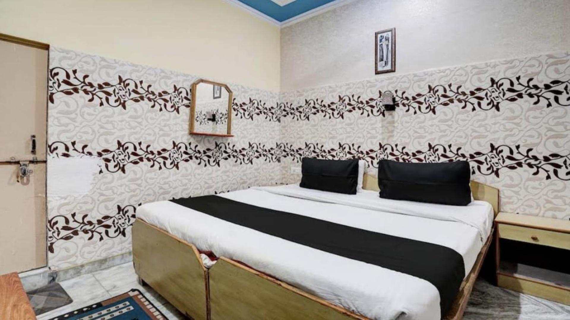Pyrenees Homestay Агра Екстериор снимка