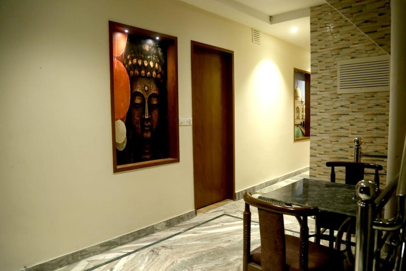Pyrenees Homestay Агра Екстериор снимка