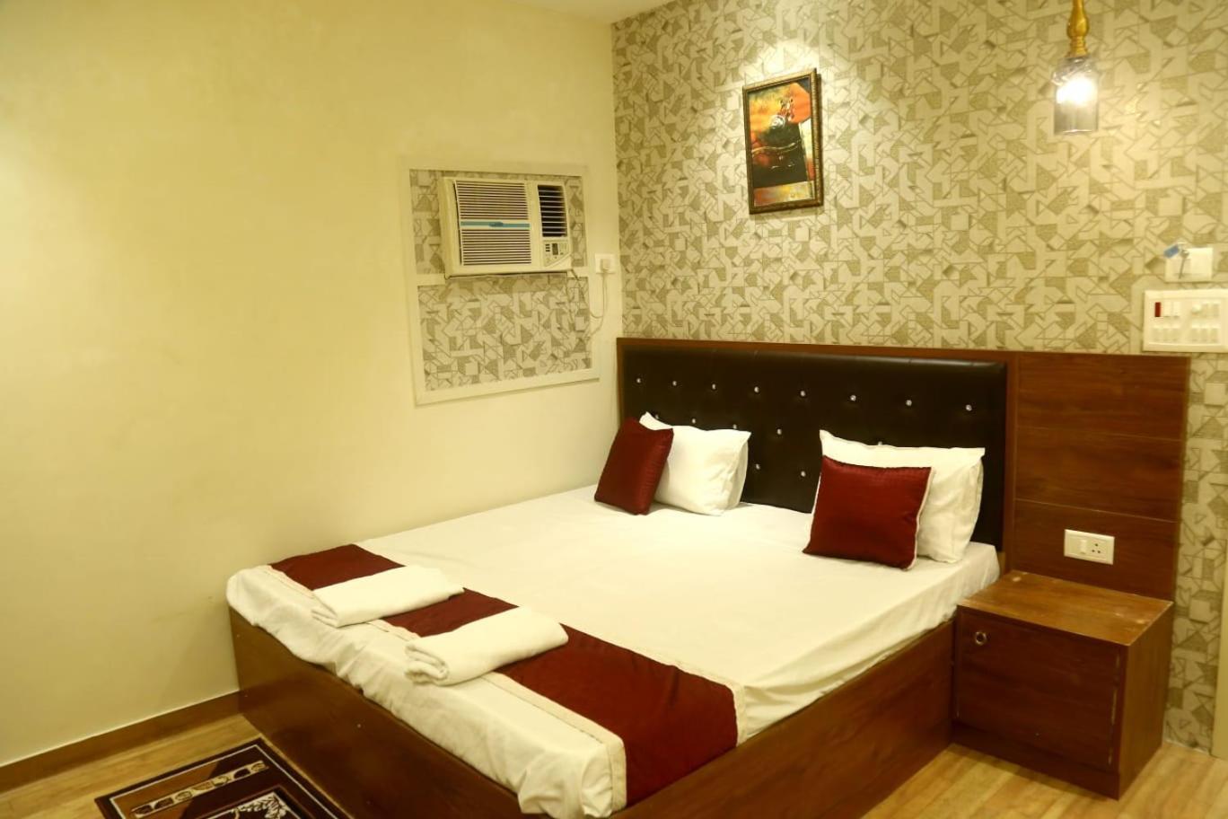 Pyrenees Homestay Агра Екстериор снимка