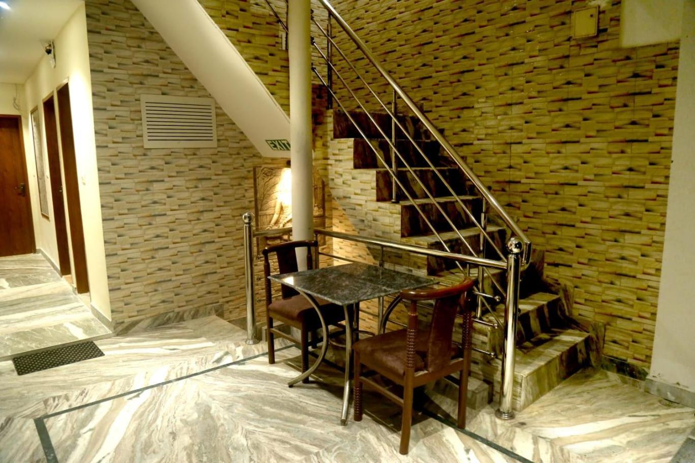 Pyrenees Homestay Агра Екстериор снимка