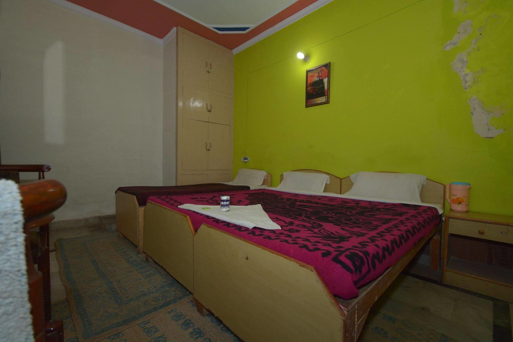 Pyrenees Homestay Агра Екстериор снимка