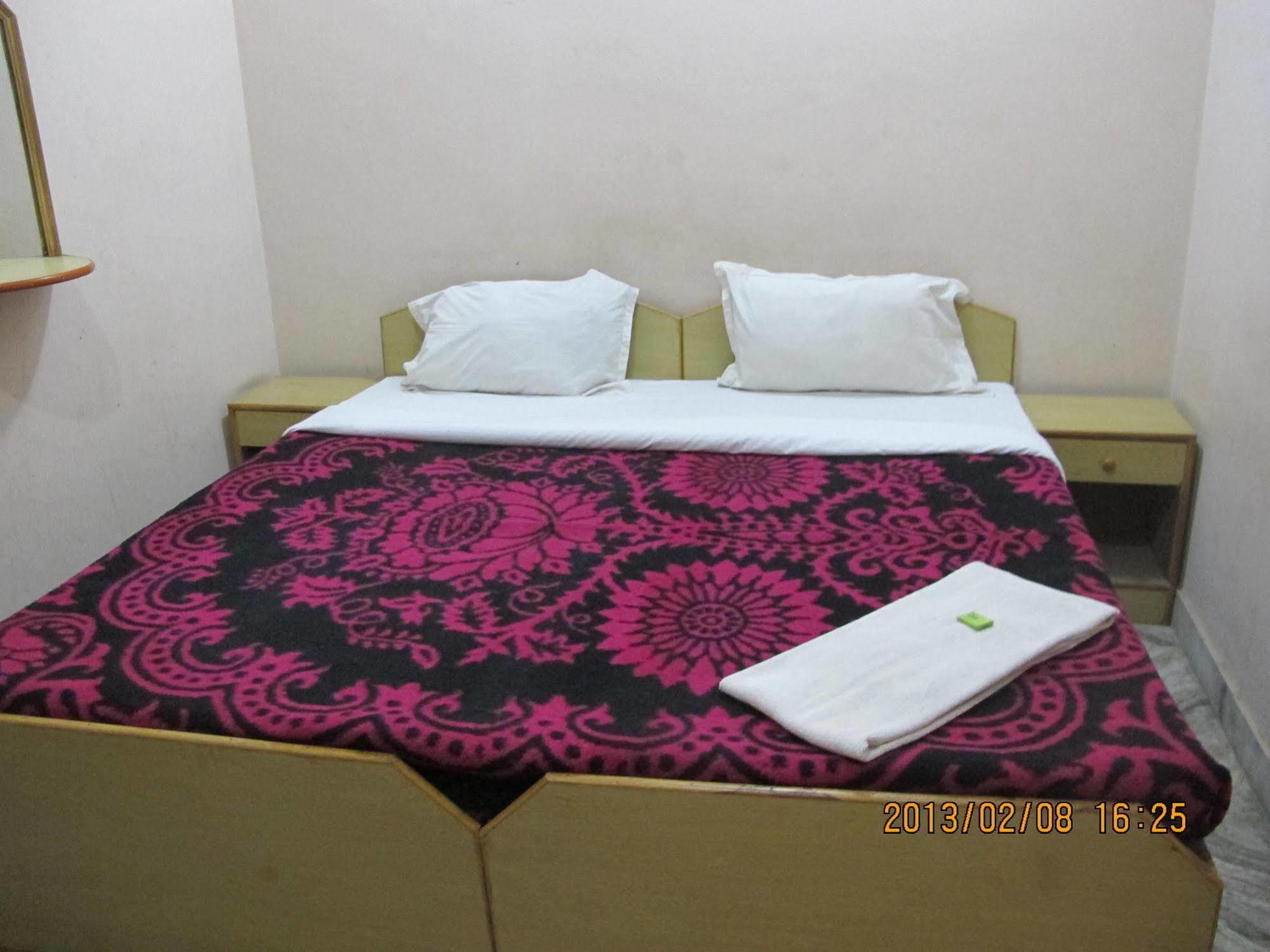 Pyrenees Homestay Агра Екстериор снимка