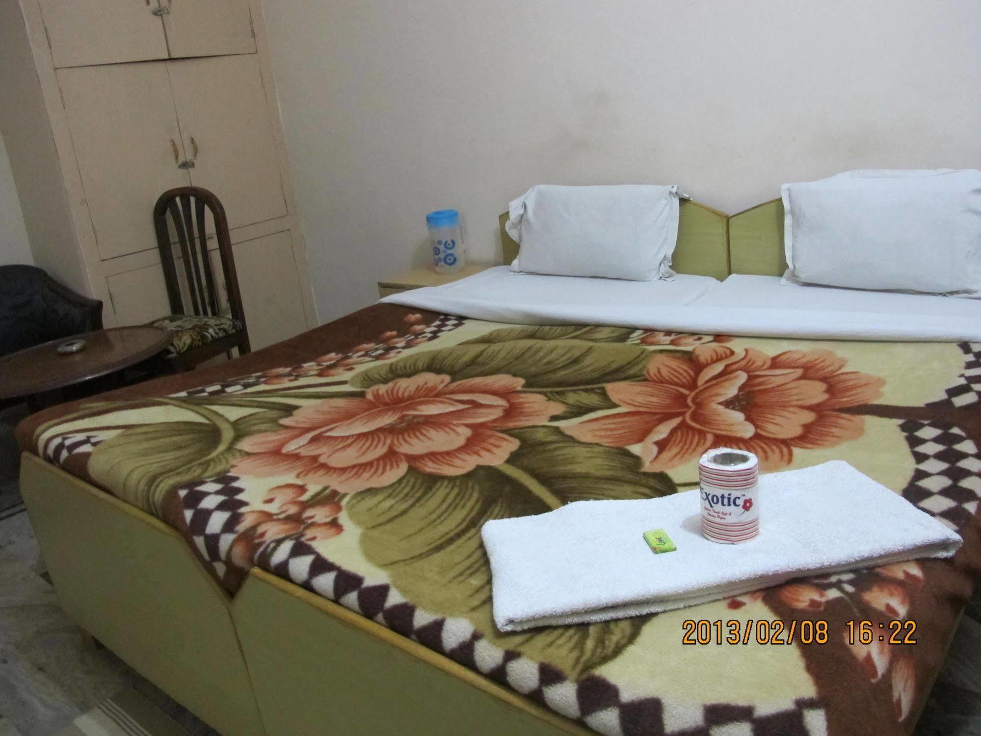 Pyrenees Homestay Агра Екстериор снимка